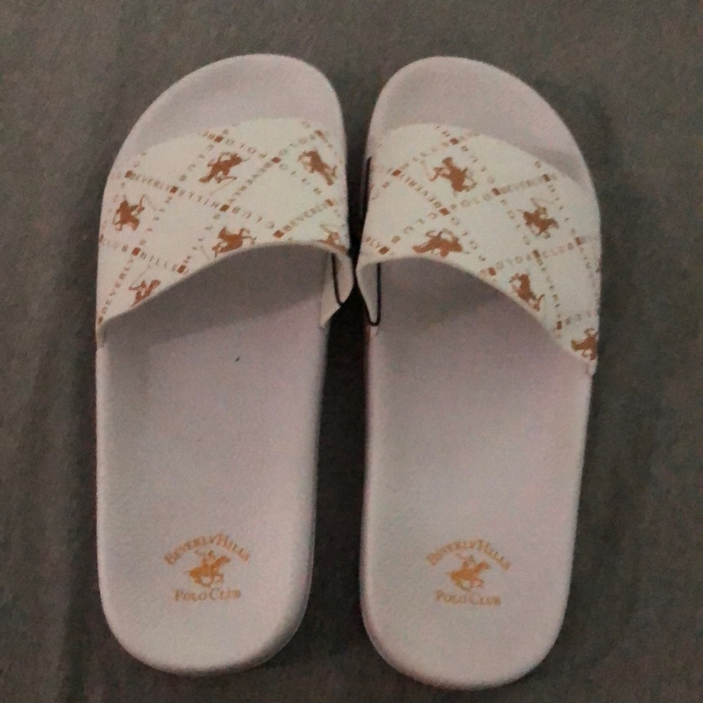 Brand New White Flats Sandals 🩴 😍